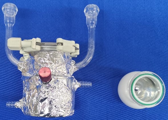 Figure 3. Reactors for photocatalytic quantum yield measurement, reactor wrapped in tin foil (left) and blackbody reactor (right).jpg