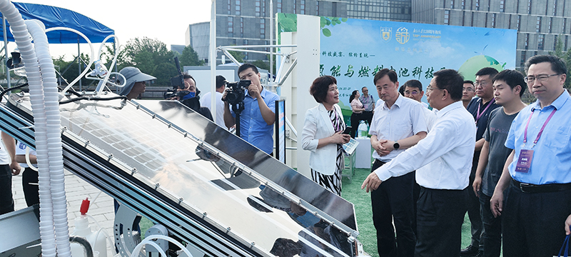 China Academy of Sciences Academician and Director of the Environmental Materials and Renewable Energy Research Center at Nanjing University, Zou Zhigang, personally explains the solar seawater hydrogen production system.jpg